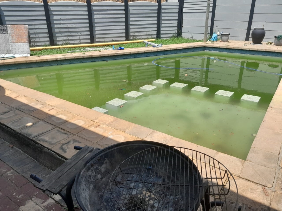 6 Bedroom Property for Sale in Oos Einde North West